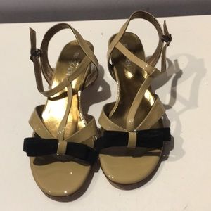 Fabrizio Bulckaen beige patent leather sandals 37